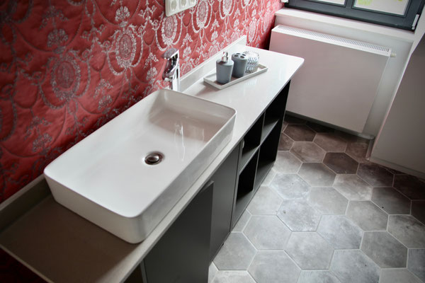 BATHROOM / BAD
