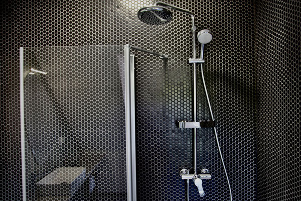BATHROOM / BAD