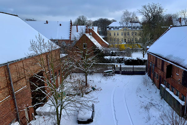 VIEW (EAST) / AUSBLICK (OST)