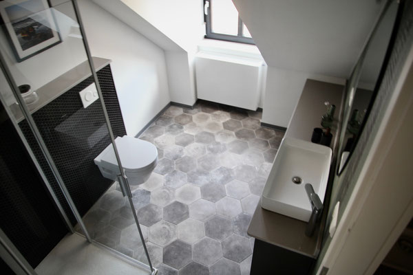 BATHROOM / BAD