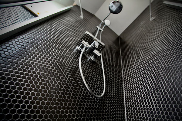 BATHROOM / BAD