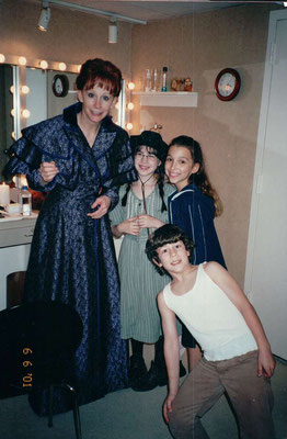 Nicholas in the dressing room with (l-r) Reba McEntire, Jenny Baker and Jewel Restaneo. Credit the Restaneos.