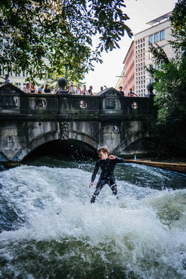 219/365: 07.08.2025 - Eisbach Surfer