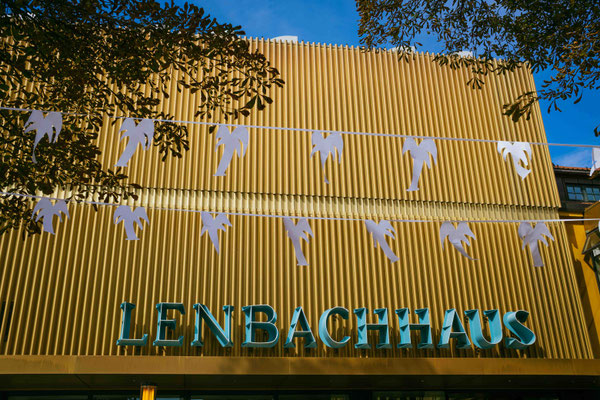 251/365: 08.09.2025 - Lenbachhaus mit Palmengirlande
