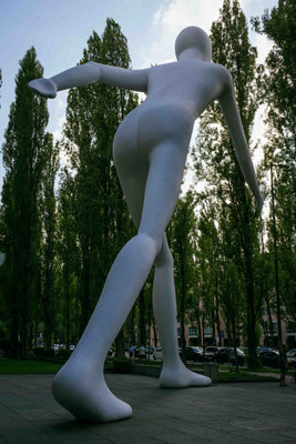 229/365: 17.08.2025 - Walking Man (Skulptur von Jonathan Borofsky)