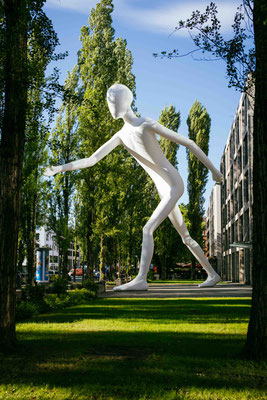 175/365: 24.06.2025 - Walking Man (Skulptur von Jonathan Borofsky)