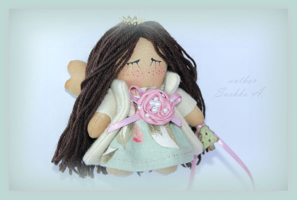 Текстильная куколка малютка. Ангел-принцесса. Техника грунтованный текстиль. Рост 10 см.(под заказ цена 100 грн.)