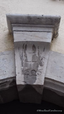 marque de chrétienneté IHS avec la croix