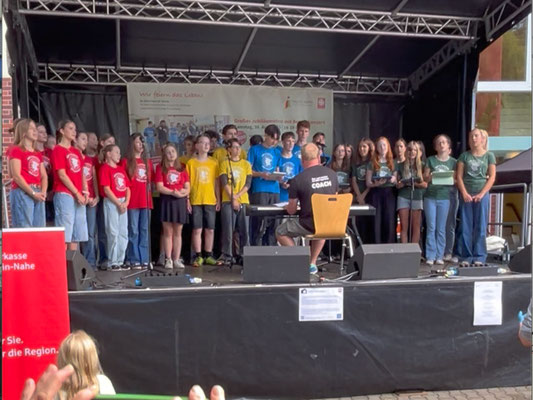 Auftritt des Pop- und Jazzchors des SMG beim Sommerfest im Haus St. Martin 2025