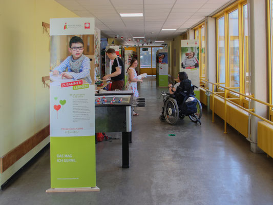 Wanderausstellung ›Zusammen Perfekt‹ in der Liesel-Metten-Schule in Nieder-Olm