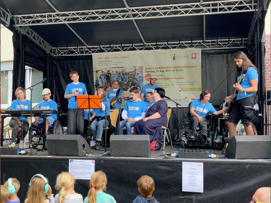 Auftritt der ›Alpina Miezies‹ beim Sommerfest im Haus St. Martin 2025