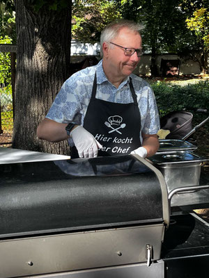 Prominente Helfer beim Sommerfest im Haus St. Martin 2025