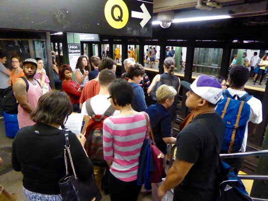 Rush Hour in der Metro, man könnte es auch unfreiwilliges Massenkuscheln nennen