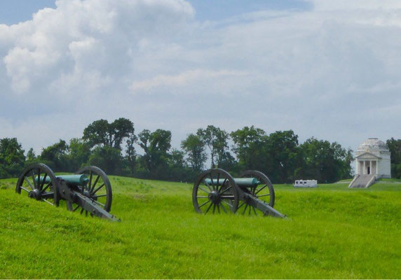 Kanonen, im Hintergrund eines der vielen Denkmäler