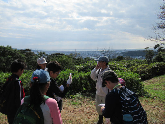 頂上：古墳の森公園。県内で２番目に古い年代の古墳がある。
