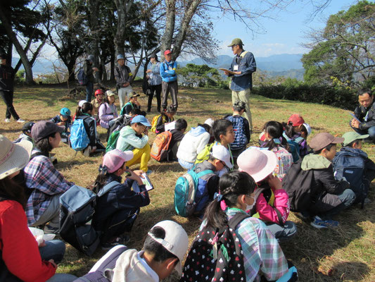 頂上：古墳の森公園。活動の振り返り。伐採した竹で作った竹とんぼを飛ばしました。