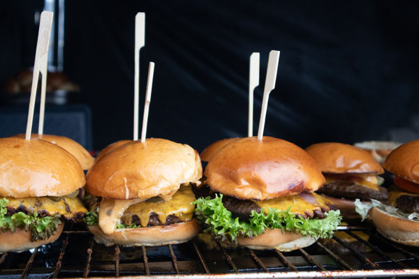 Saftige Cheeseburger, frisch vom Grill – ein Genuss für jeden Burger-Liebhaber!