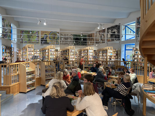 In der Bibliothek von Schwechat