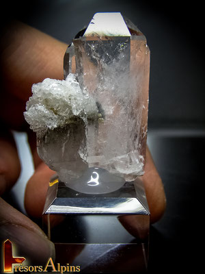 "Le Burin". Quartz très limpide avec inclusions de grès et d'argile (Savoie)