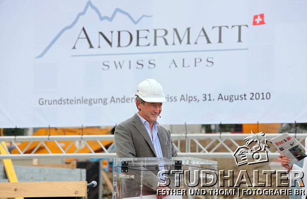 Andermatt Swiss Alps feiert Grundsteinlegung. In Anwesenheit der Bevölkerung des Urserntals und zahlreicher Gäste legte Samih Sawiris am Dienstag 31. August 2010 auf dem Gelände des künftigen "The Chedi Hotel Andermatt" den Grundstein.