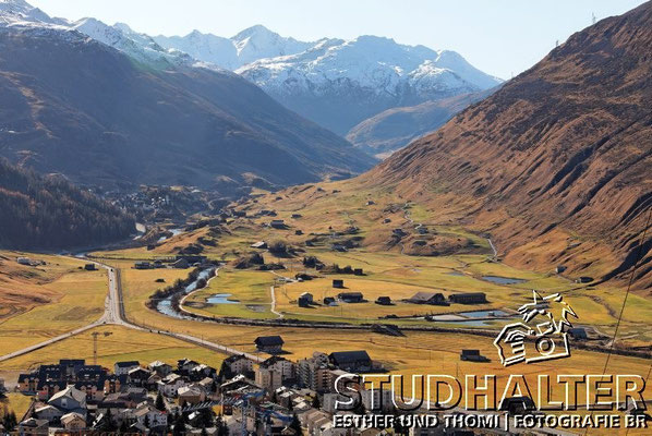 Blick vom Oberalppass auf die Talebene mit Andermatt und dem markanten Hotelbau links vom Bahnhof. 9. November 2011