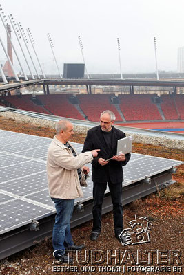 energo.ch: Heizzentrale mit Rasenheizung, Warmwasseraufbereitung und Solarzellen im Stadion Letzigrund Zürich mit 'Energieberater' Christoph Studhalter und Martin Sila, Sachbearbeiter Gebaeudeunterhalt und Sicherheisbeauftragter SIBE. 2011