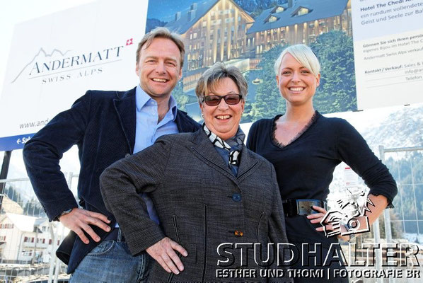 Das Team Sales and Info Center Andermatt von links: Philipp Peters, Astrid Huber und Sara Collins vor dem Info Center beim Bahnhof Andermatt (The Chedi Hotel)