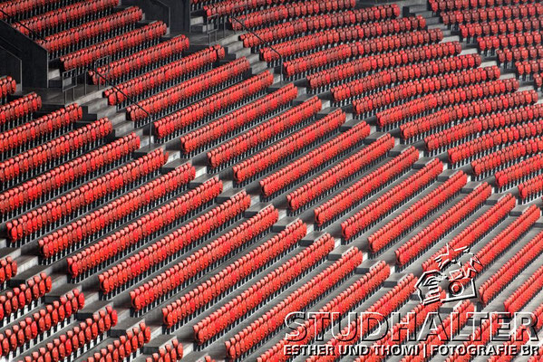 energo.ch: Heizzentrale mit Rasenheizung, Warmwasseraufbereitung und Solarzellen im Stadion Letzigrund Zürich mit 'Energieberater' Christoph Studhalter und Martin Sila, Sachbearbeiter Gebaeudeunterhalt und Sicherheisbeauftragter SIBE. 2011