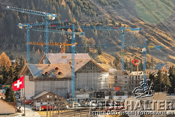 Blick vom Oberalppass auf die Talebene mit Andermatt und dem markanten Hotelbau links vom Bahnhof. 9. November 2011