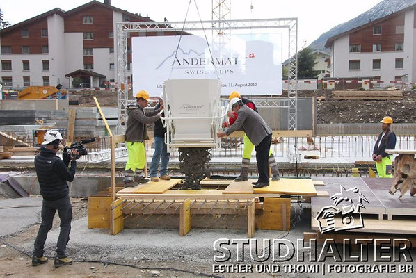 Andermatt Swiss Alps feiert Grundsteinlegung. In Anwesenheit der Bevölkerung des Urserntals und zahlreicher Gäste legte Samih Sawiris am Dienstag 31. August 2010 auf dem Gelände des künftigen "The Chedi Hotel Andermatt" den Grundstein.