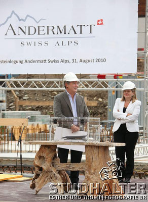 Andermatt Swiss Alps feiert Grundsteinlegung. In Anwesenheit der Bevölkerung des Urserntals und zahlreicher Gäste legte Samih Sawiris am Dienstag 31. August 2010 auf dem Gelände des künftigen "The Chedi Hotel Andermatt" den Grundstein.