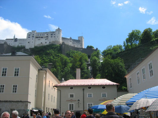 Die Festung Hohensalzburg trohnt über der Stadt.
