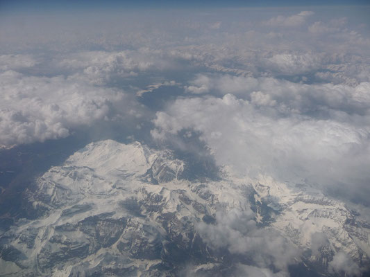 Der Flug führt uns über die Alpen.