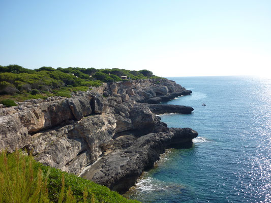 Ruhiges Meer mit Klippe in Mallorca.