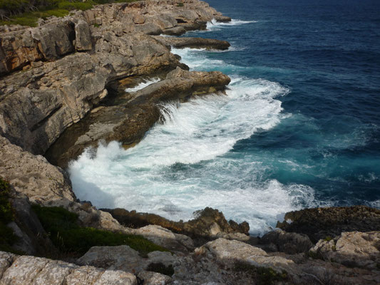 Belebtes Meer mit Klippe in Mallorca.
