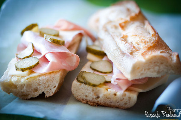 Photo sandwich emmenthal mortadelle cornichon