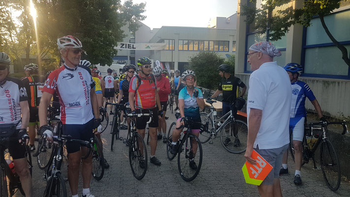 Foto von Bernd Schmidt: Orgaleiter Franz Hieber begrüßt die Gäste