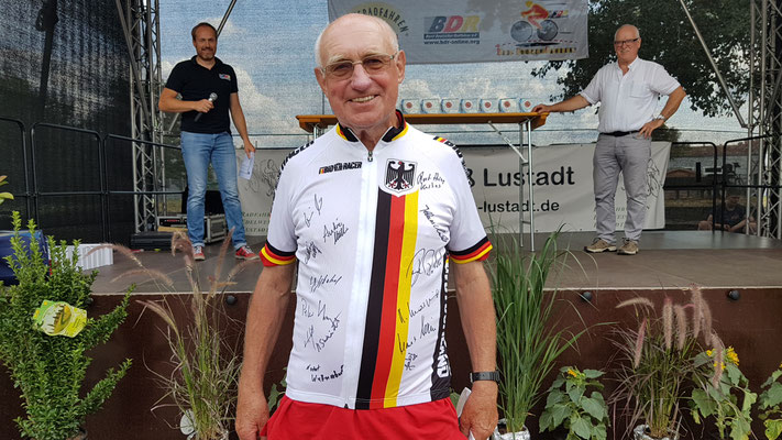 Foto von Bernd Schmidt: Willi Schmidt im signierten Nationaltrikot