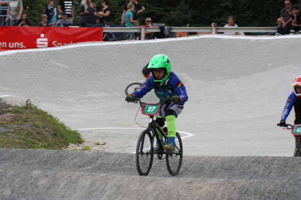 Trotz eines Sturzes im dritten Vorlauf, erreichte Patrice Rossow das Finale und erfuhr sich den vierten Platz in der Tageswertung.