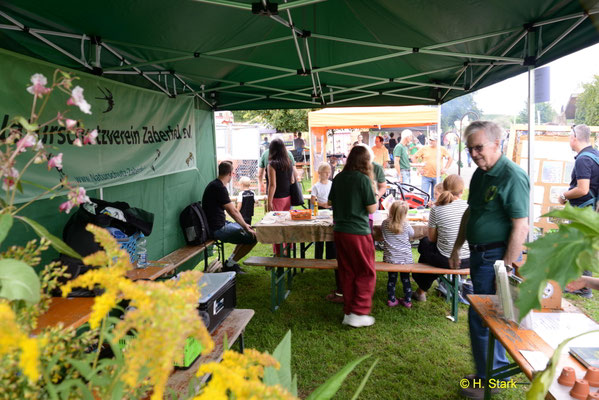 Volker Dühring mit den "Neophyten" - Pflanzen
