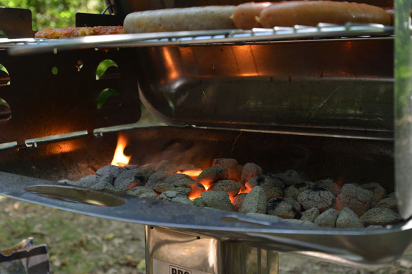 Gleich kann Dieter mit dem Grillen der Bratwurst beginnen