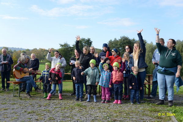 Die Kinder vom Naturkindergarten singen ein Lied übers Apfelpflücken