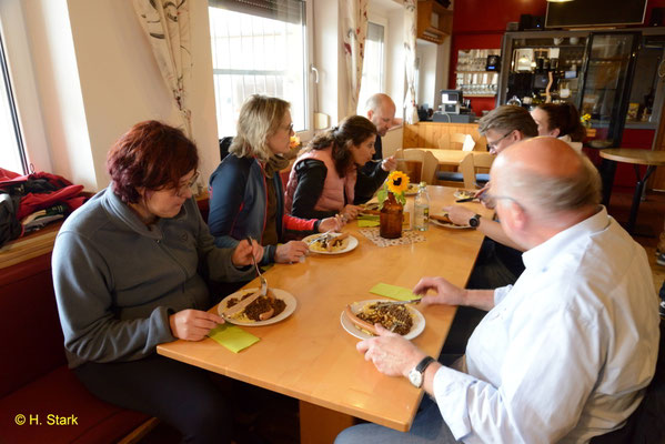 Mittagessen mit Linsen, Spätzle und Saitenwürstle bei Peter am See