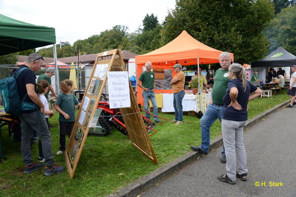 Dieter Loistl im Gespräch mit einer Naturparkführerin