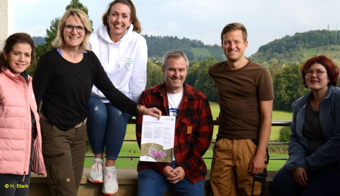 Stolz wird die Urkunde von der Naturparkverwaltung gezeigt