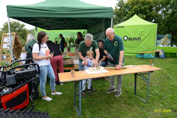 A. Jelinek und G. Rochlitzer helfen beim Bohren der Holzscheiben