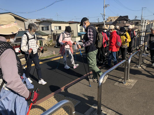 カウントしながら ジワジワ踏みしめ 重心移動　足裏のどの部分に乗っているか感じながら行う練習 膝痛腰痛対策にもなる練習です