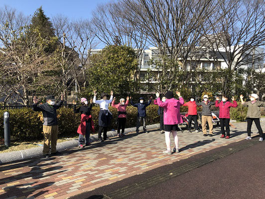 猫背で胸郭が下がらない様  肘を肩のラインに張り出し　胸郭の位置を正しい位置に保てる様　意識します