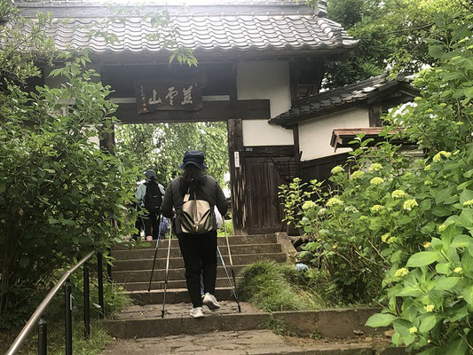 資福寺山門　　趣ある山門を見上げると　静寂を感じ　弾む息と心をゆったりとおさめてくれます