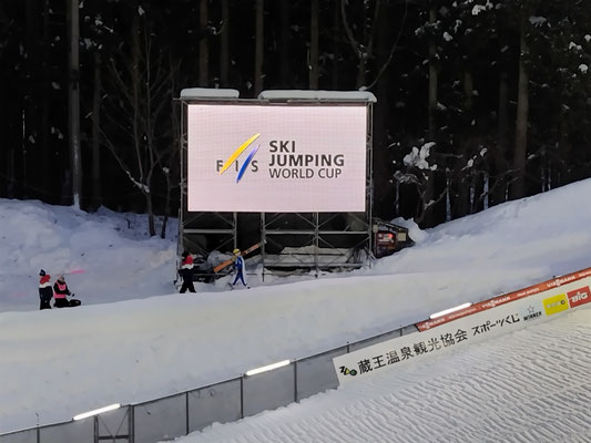 雪は小降りだが寒い。